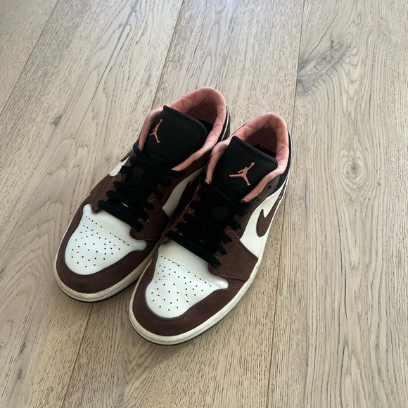 Air Jordan Low 1 Mocha 

Worn a handful of of times - but in great condition! - Picture 4 of 4